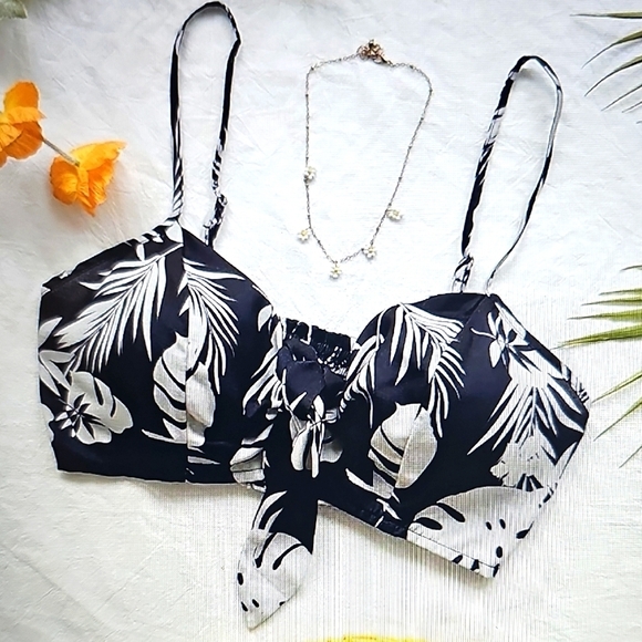 NWT Ao Mao Two Tone Floral Black and White Women's Front Tie Top Large - Picture 1 of 8